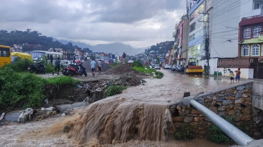 Nepal'da selvi velike hasarlar verdi