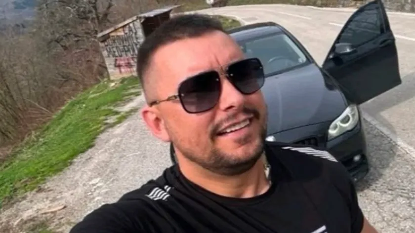 Sırbistan polisi, üç kişiyi arabayla ezdiği iddiasıyla kaçan Željko Vujović'i yakalamak için iki kişiyi gözaltına aldı.