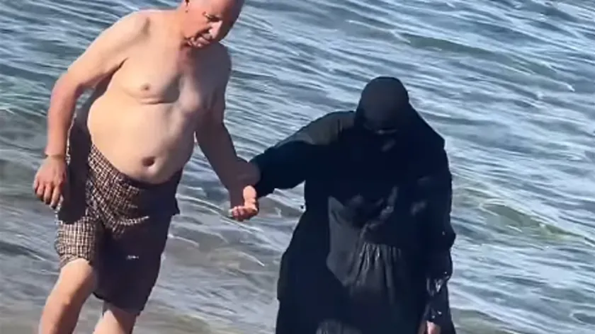 Bir Müslüman Çifti Plajda Görüntüsü İnternette Virale Oldu