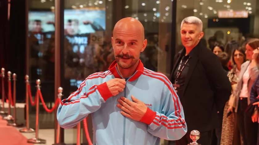 Sırp oyuncu Nikola Vujović'in "Kengur Dönüyor" filminin galasında kırmızı halıda yürüyüşü büyük ilgi gördü.
