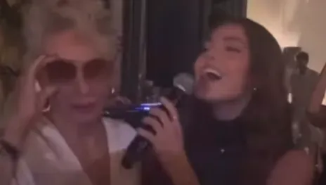 Lepa Brena Džejla'ya mikrofonu el koydu İnternette gündem olan video