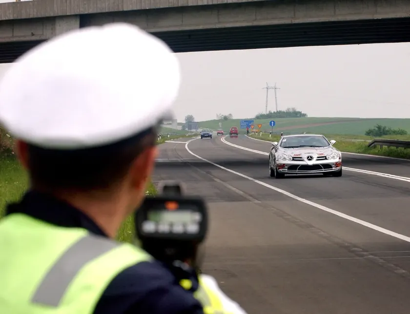 Sırbistan Đurđevdan Bayramı'nda artan trafik kontrolü için sürücüleri uyardı