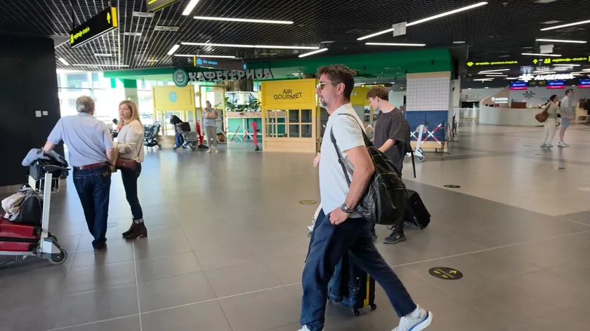 Vojin Ćetković havaalanında göründü Tek başına ve yorgun görünüyordu.