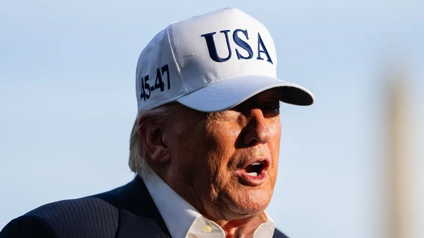 Donald Trump'ın malik olduğu golf alanına yakın bir yerde silahlı bir adam yakalandı.