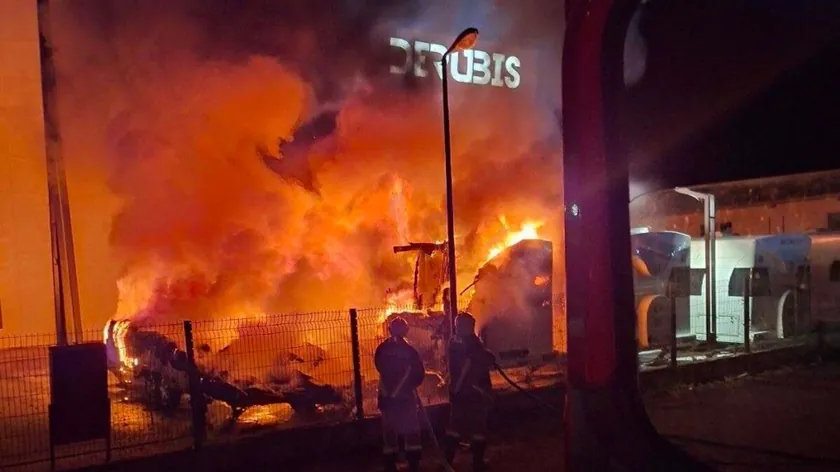 Sırpistan Kültür ve Spor Bakanı Kenan Magode'nin oğlu, bir yat fabrikasında çıkan yangının arkasındaki şüpheli olay nedeniyle tutuklandı.