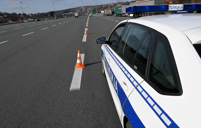 Sırbistan'da Banja Koviljaça'da başını çarpan kız bayıldı, trafik polisi kurtardı