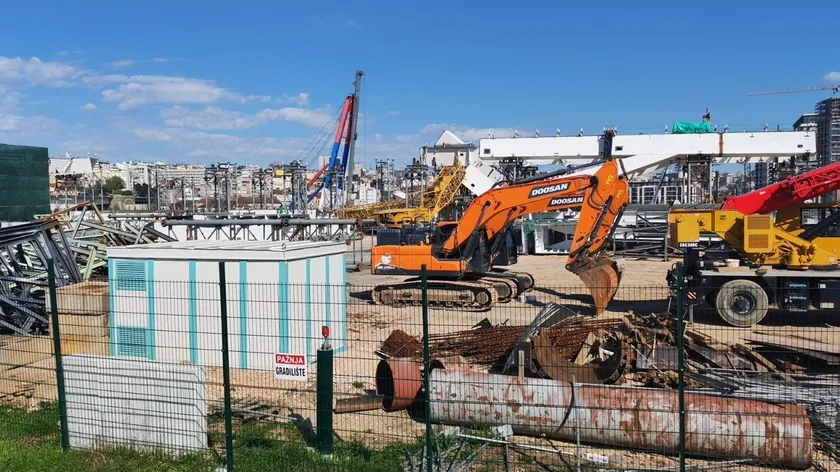 Sırbistan Belgrad'da Brankov Köprüsü Yakınında Vinç Devrildi Bir Kişi Öldü İki Kişi Yaralandı