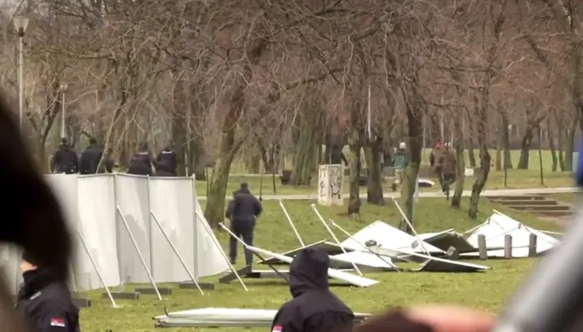 Belgrad Ušće Parkı'nda akvaryum protestosu sonrası polis vatandaşları kovaladı