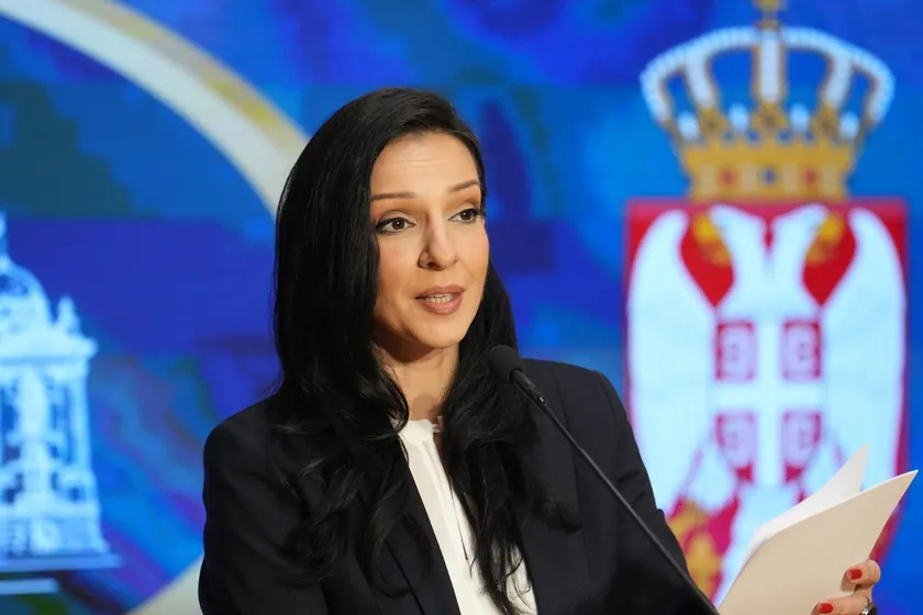 Aleksandar Vučić'ın Genelkurmay Başkanlığı'nın simgesel koruma statüsünü kaldırma girişimi nedeniyle iki kez toplantı yaptığı ve bu konudaki taleplerinin geri çevrilmesi üzerine yetkilileri istifaya zorladığı iddia edildi. Stranka Slobode i Pravde'nın Başkan Yardımcısı Marinika Tepić, bugünkü Meclis toplantısında konuyla ilgili kanıtlar sundu.