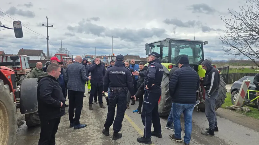 Sırbistan'da çiftçiler polisin sorgulamasını rejimin gözdağı olarak niteledi