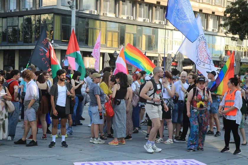 Sırbistan'da Belgrad Kvir Zboru "Kanlı Onur"un 25. yılını anarak seçim istedi.