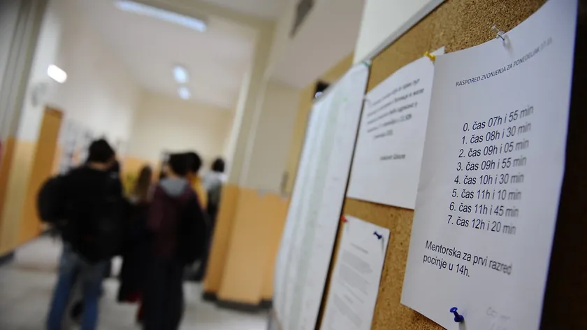 Sırbistan'ın Pançevo Kentinde Öğrenciler Şarkıyla Sınav Ertelemesi İstedi