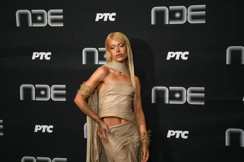 Şarkıcı Lores PZE'ye dikkat çeken sıra dışı sahne kıyafetiyle damga vurdu.