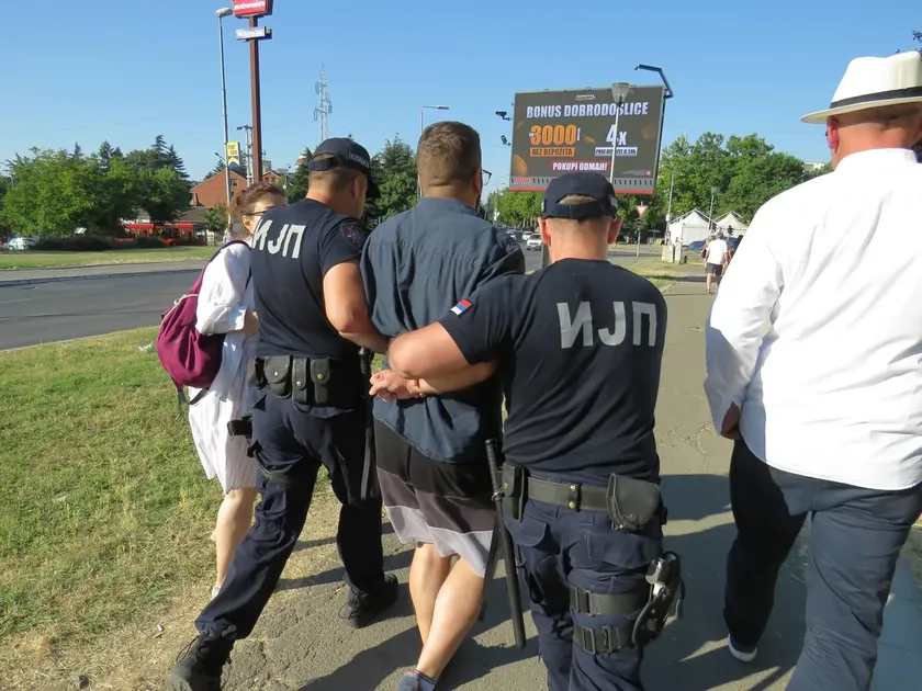 **Sırbistan'da İçişleri Yasası taslağının tartışmalı sunumu endişelere yol açtı**