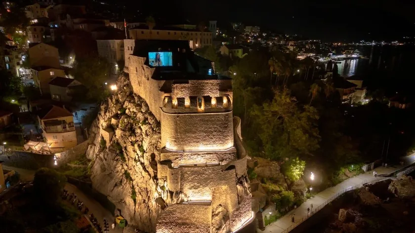 Herceg Novi buğulu ve sanatı bir araya getiriyor.