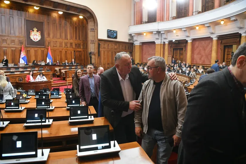 Sırbistan Parlamentosunda Hükümet İçin Güvenoylaması Oturumu Yeter Sayı Nedeniyle Ertelendi