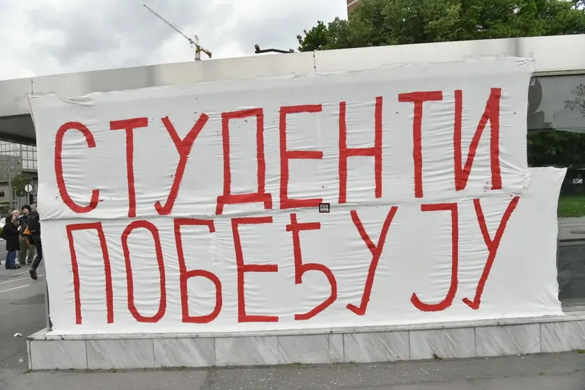 Sırbistan'da Novi Sad Üniversitesi Profesörü Etiketler Nedeniyle Ailesinin Önünde Saldırıya Uğradı