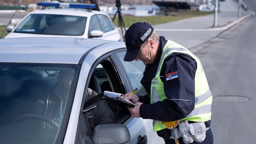 Sırbistan'da Južnobački Okrugu'nda 12 trafik kazası ve yüzlerce ihlal kaydedildi