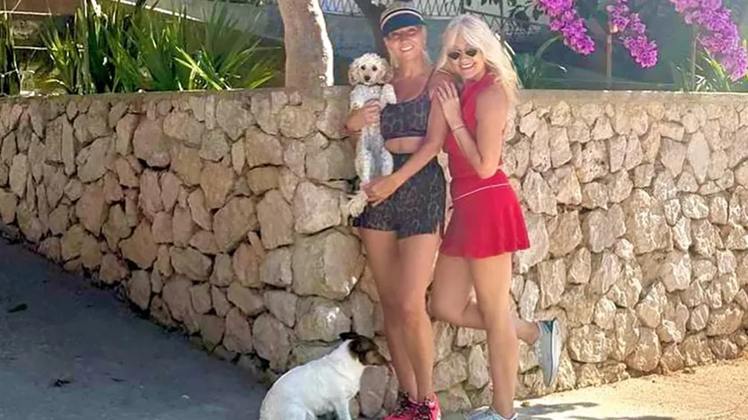 Slavica Rokvić (62) mini etek ile ablasıyla Kim daha güzel?