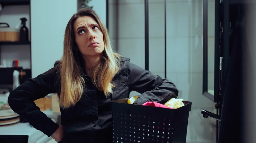 Neden Bir Odaya Girdiğimizi Unuturuz da Gençlik Şarkılarını Hatırlarız