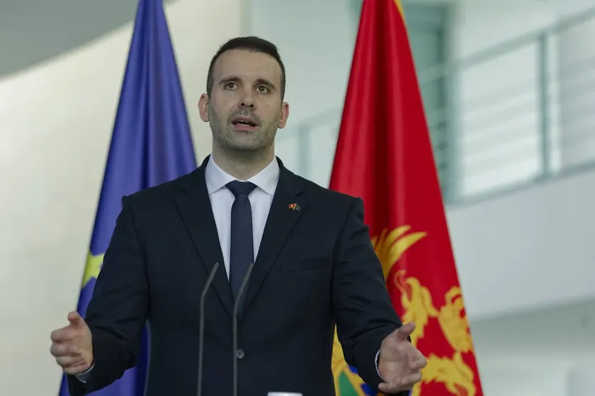 Sırbistan Başbakanı Aleksandar Vučić'in adını taşıyan üç farklı soyadlı kişiye atıfta bulunan bir açıklamada bulunmuştur.
