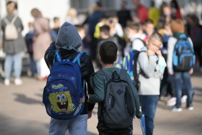Sırp uzmanları, çocukların taşıdıkları ağır çantaların sağlıklarına zarar verebileceği konusunda uyarıda bulundu.
