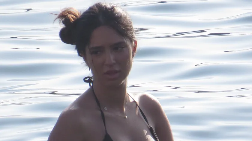 Đina Džinović, annesi veledan bir tatil yapıyor