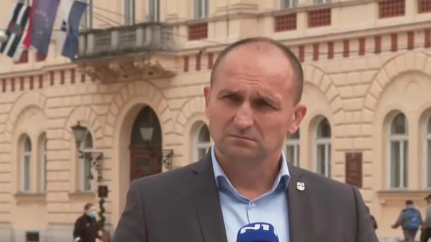 Hrvatski Savunma Bakanı Ivan Anušić, Sırbistan'ın silahlanması konusunda ortaklarına bilgi vermenin gerekli olduğunu belirtti.