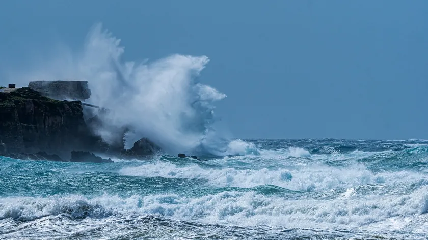 Rusya'nın Kamçatka bölgesinde dokuz metre yüksekliğinde tehlikeli dalgalar bekleniyor