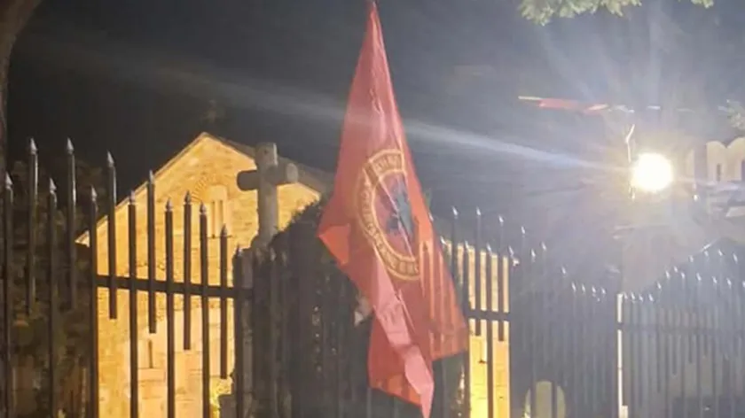 Sırbistan'daki kiliselere terörist UÇK bayrakları asılmış.