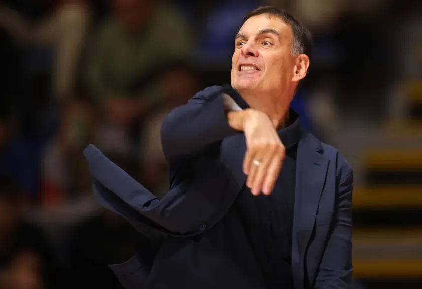 Dubai'deki maç sonrası Olympiacos Başantrenörü tribünlerde taraftarlarla gerginlik yaşadı