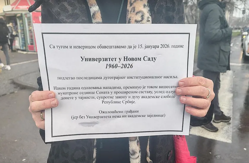 Grupun öğretim üyeleri ve öğrenciler, Novi Sad Üniversitesi'ne ölüm ilanları astı
