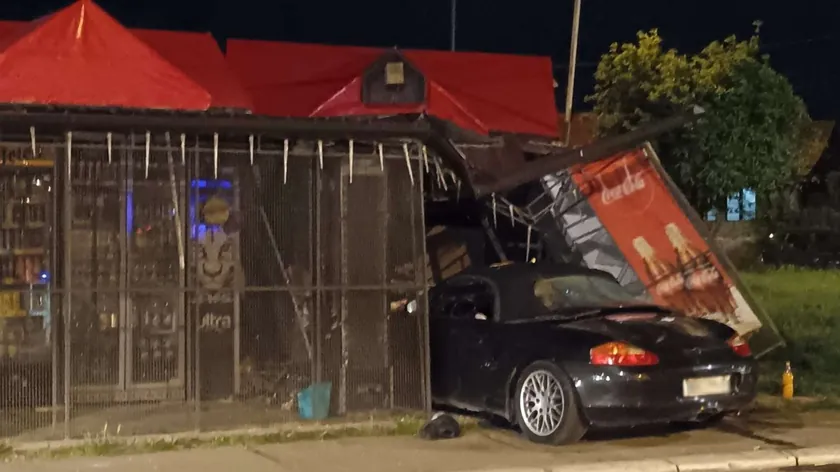 Sırbistan'da Porsche ile büfeye çarpan sürücü tutuklandı, bir kişi ağır yaralandı