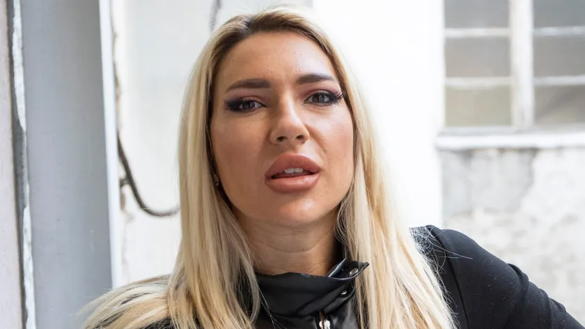 Sırbistanlı Sunucu Jovana Jeremić Parmağını Kaybetme Tehlikesi Atlattığını Açıkladı