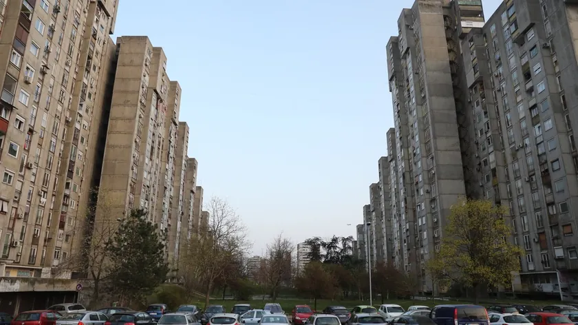 Sırbistan'ın Novi Beograd bölgesinde trafik kazası sonrası şok edici bir manevra gerçekleştirildi.