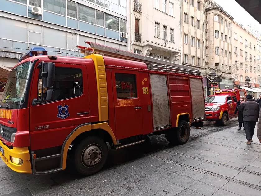 Beyoğlu'nda büyük yangın: Apartman sahibi yanık yarası aldı