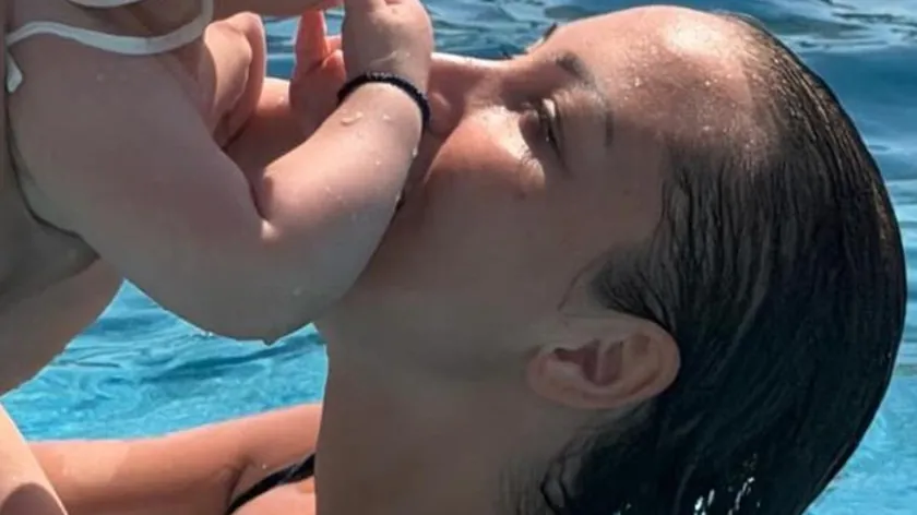 Sırp şarkıcı Aleksandra Prijović kızının fotoğrafını paylaştı.