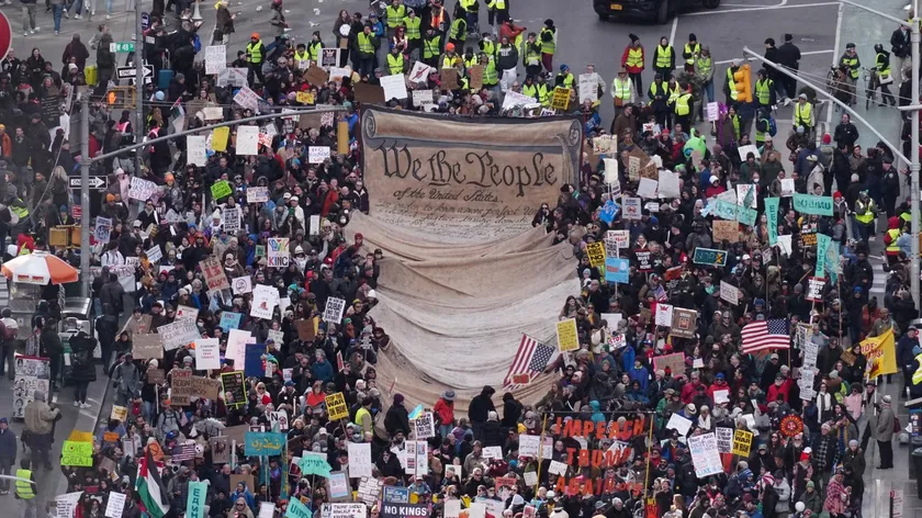 Amerika ve Avrupa'da binlerce kişi Donald Trump'a karşı protesto düzenledi