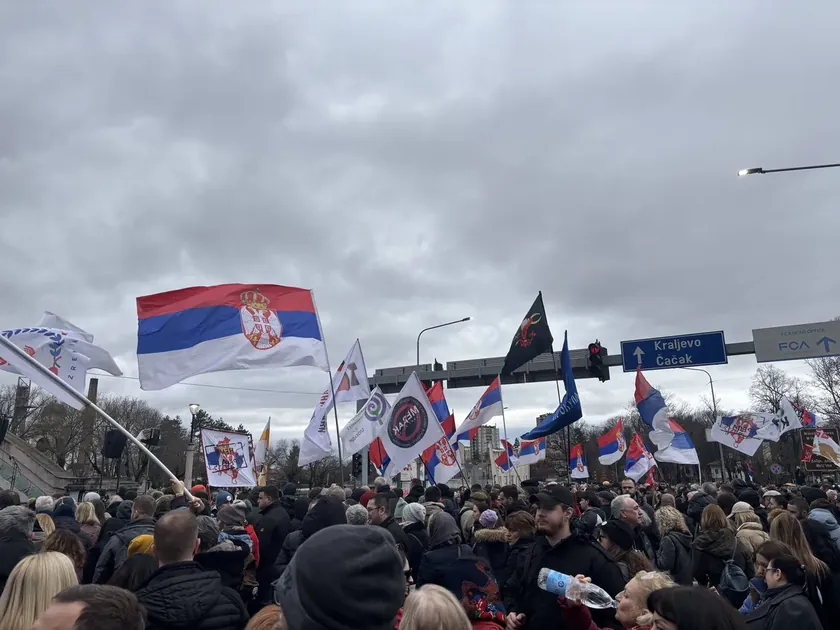 Sırbistan Kragujevac'tan Oraşac'a uzanan uzun araç konvoyu drone görüntüleriyle aktarıldı