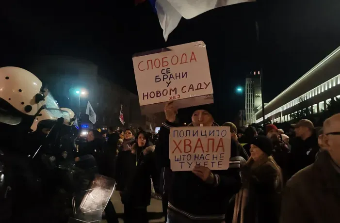 Novi Sad'da kamu çalışanları Vučević'e destek için zorla toplandı, protestolar sürdü.