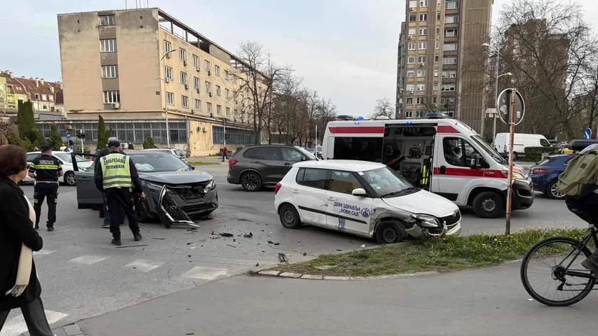Sırbistan'ın Novi Sad kentinde şiddetli trafik kazası meydana geldi iki kişi yaralandı