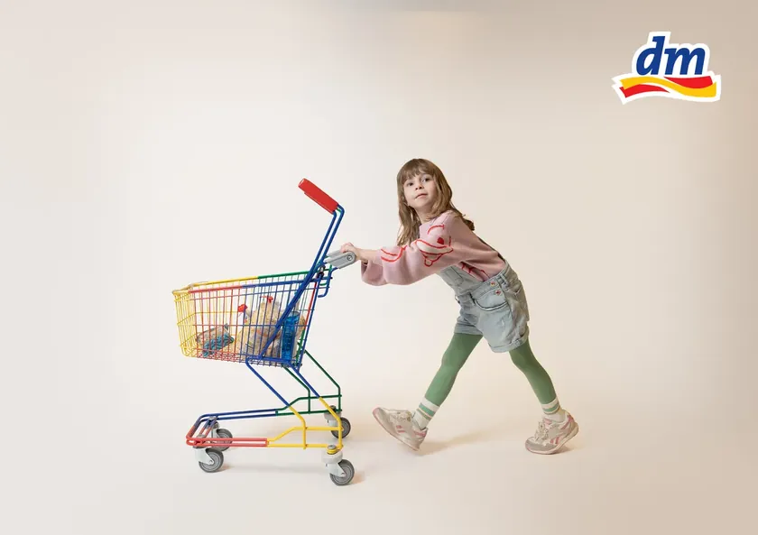 Influencer dm mağazası önünde ürün fiyatlarını sorduğu challenge ile tüketici güvenini vurguladı.