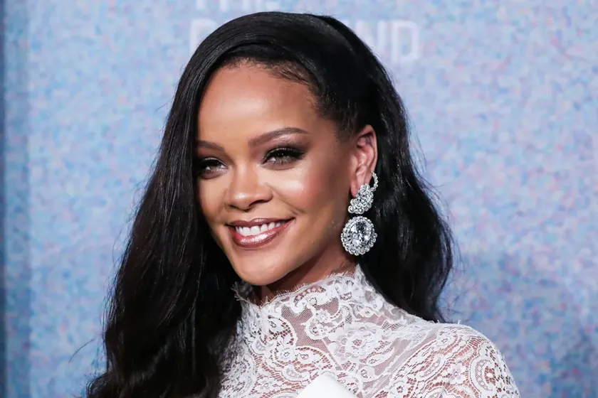 Los Angeles'ta Barbadoslu şarkıcı Rihanna'nın patates seçtiği anlar viral oldu.
