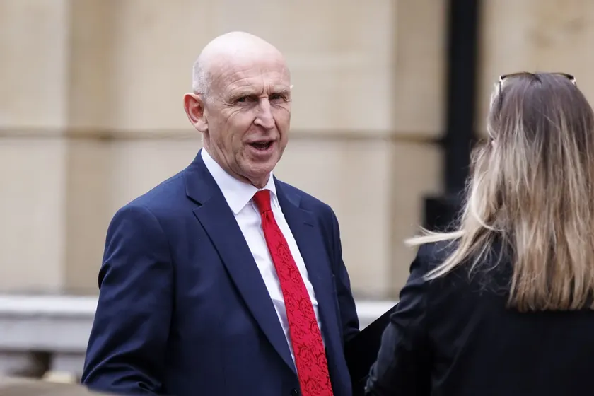 Britanya Savunma Bakanı John Healey istifa etti, hükümet büyük krizle karşı karşıya