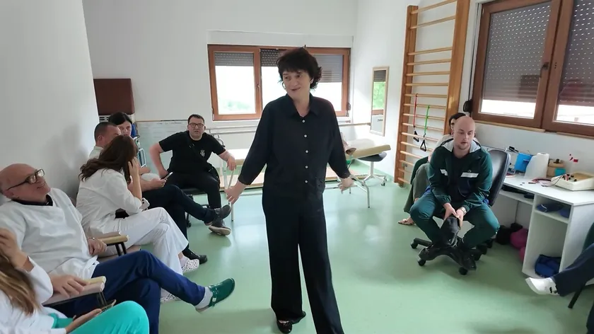 Sırbistan'da Priboj'dan Emektar Fizyoterapist Vera Simović Duygusal Bir Törenle Emekliliğe Uğurlandı