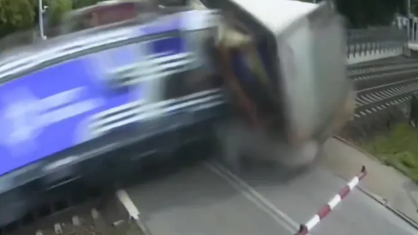 Sırbistan'dan gelen bir kamyonun Polonya'da bir trene çarptığı görüntüler yayınlandı.