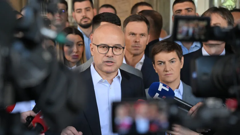 Sırp ilerleme partisi lideri Miloş Vučević, Kuli'ndaki aktivistlere yönelik saldırıyı kınadı.