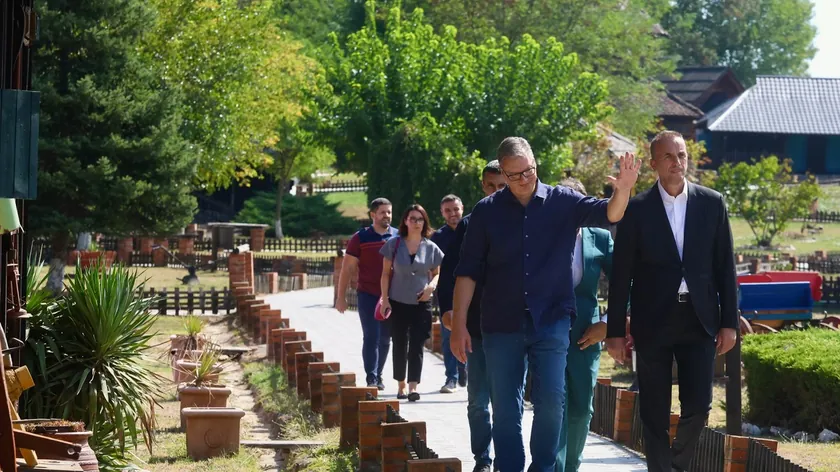 Sırbistan Cumhurbaşkanı Aleksandar Vučić, Velika Plana'da yapılacak ortaokul merkezi ve sağlık evinin yeniden yapılanmasını duyurdu.