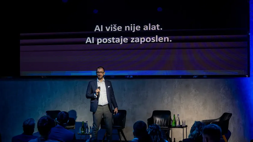 Yapay Zeka Ajanları İş Dünyasında Büyük Değişim Başlattı: Workforce Hub Yenilikler Getiriyor