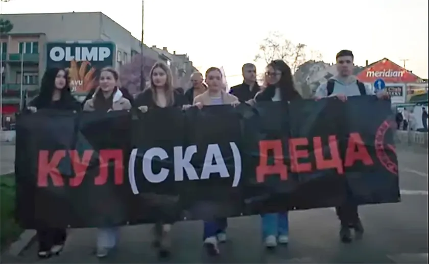 Sırbistan Kula'daki aktivistler tehditleri protesto ederek yeni suç duyurularında bulundu